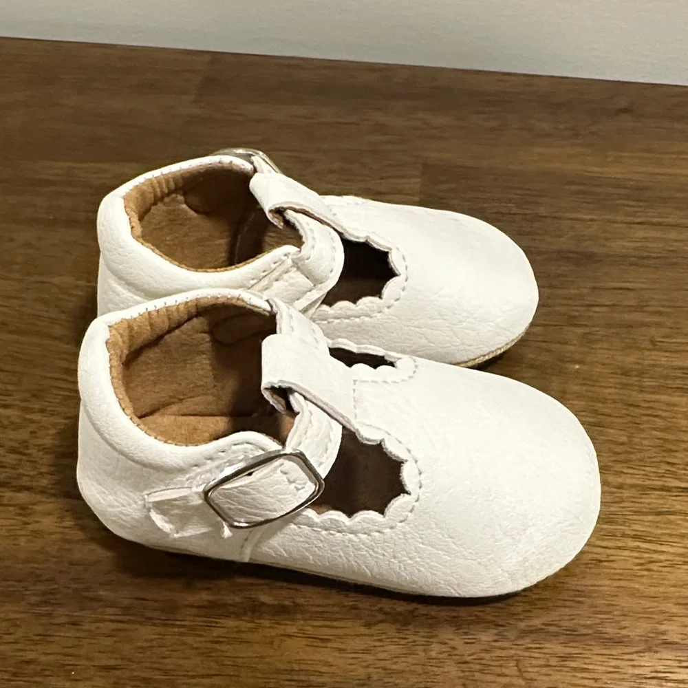 White Scalloped Mary Jane Shoes size 2